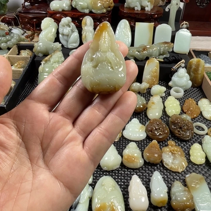 大***。和田玉（糖玉）未镶嵌颈饰