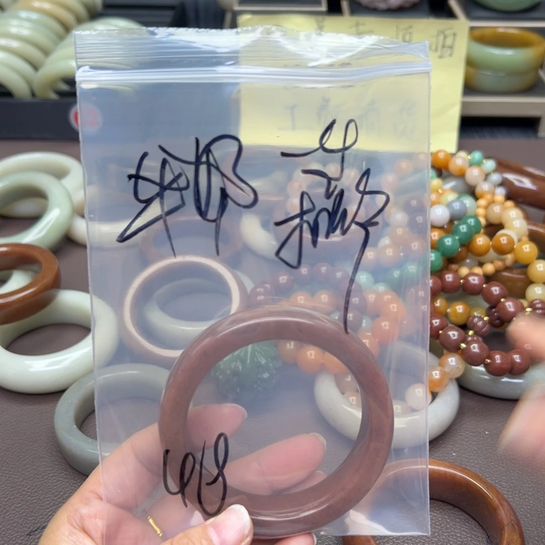 石英质玉手镯未镶嵌一**伴