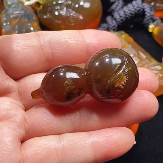 琥珀未镶嵌颈饰有瑕葫芦