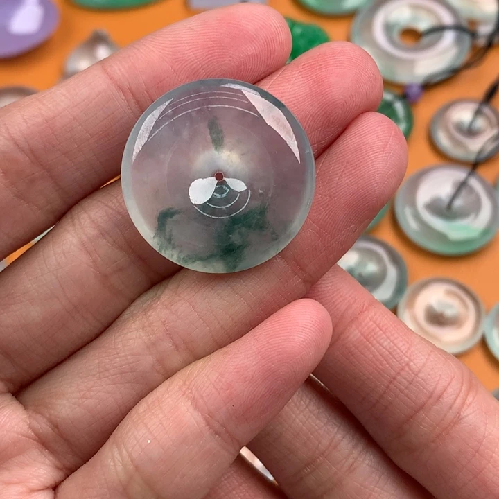 翡翠挂件未镶嵌…..