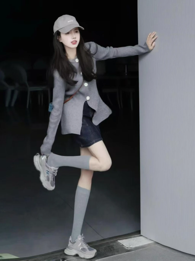 【悄然心动】时尚韩系气质约会穿搭灰色针织上衣深色牛仔半裙套装