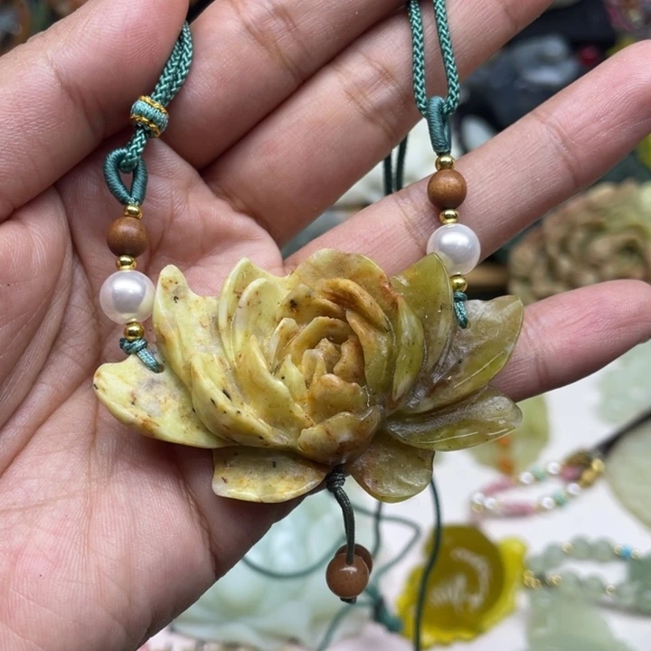 蛇纹石玉未镶嵌颈饰