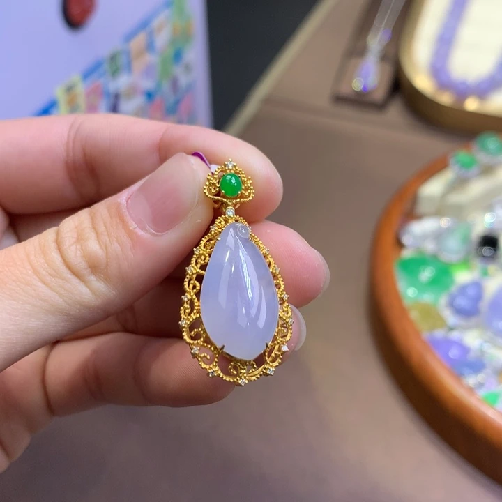 翡翠18K金镶嵌颈饰翡翠