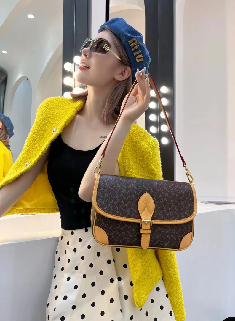 【URICK】2025春夏新款欧若风斜挎腋下法棍包咖色G651066明星穿搭