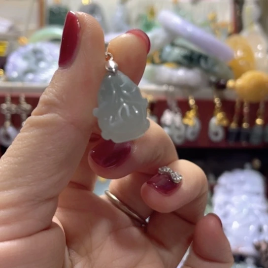 翡翠未镶嵌颈饰兰花吊坠