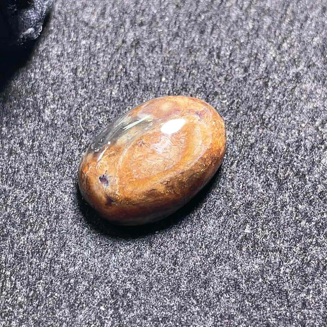 琥珀裸石未镶嵌。。