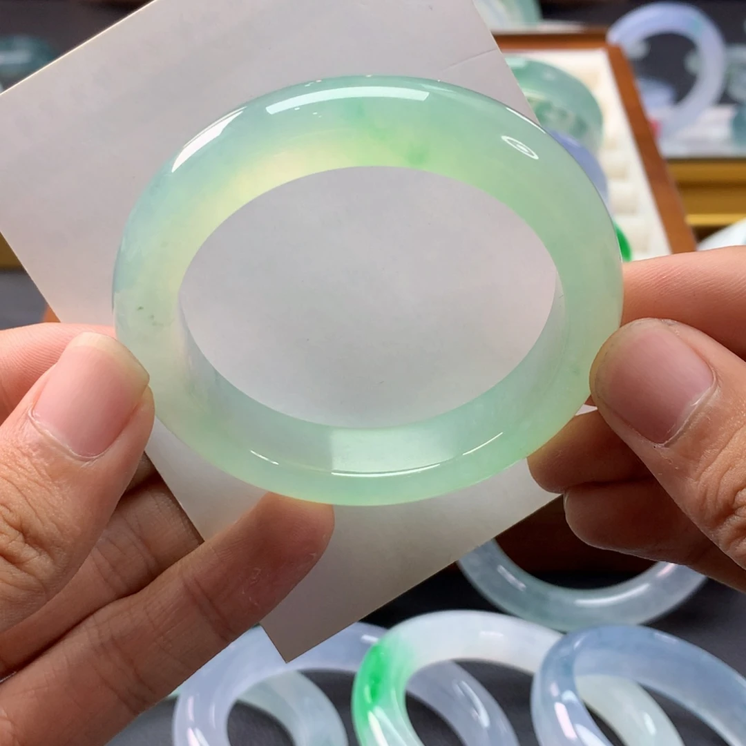 翡翠手镯未镶嵌正圈
