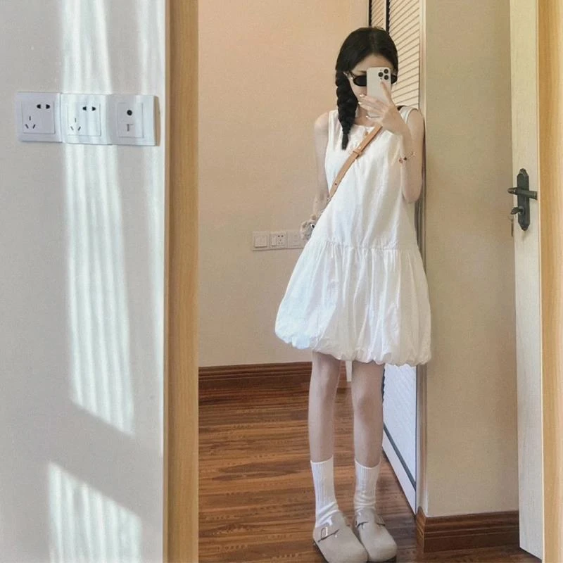 法式白色无袖背心吊带连衣裙子女夏季2025年新款小个子花苞蓬蓬裙