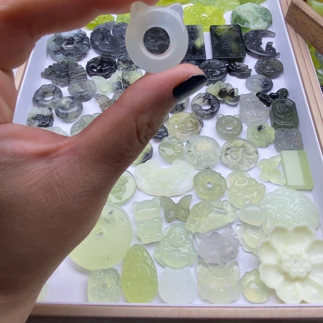 蛇纹石玉未镶嵌颈饰