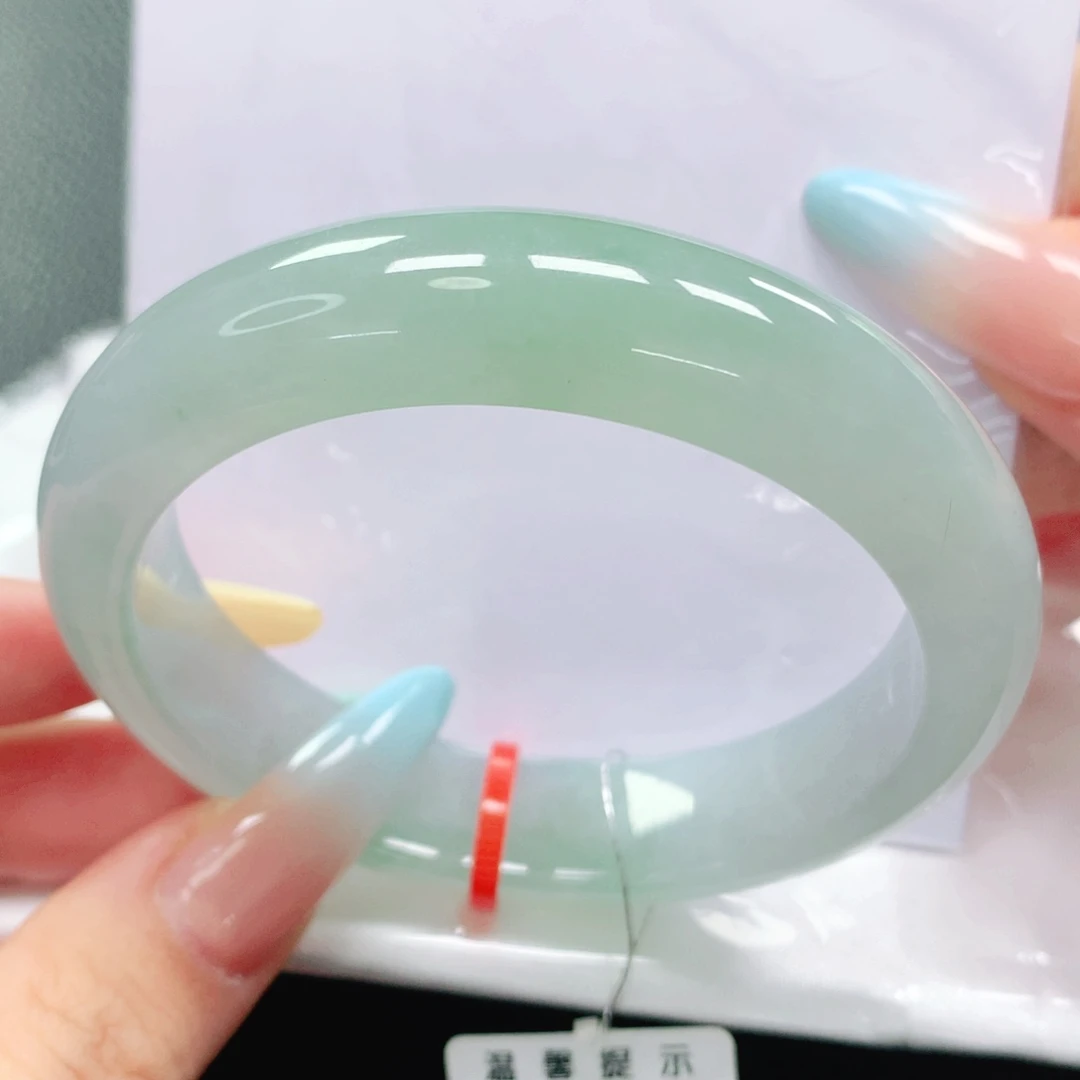 翡翠手镯未镶嵌57。