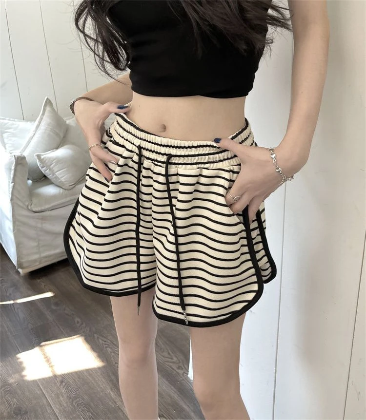 休闲运动短裤女夏季宽松显瘦百搭阔腿黑白条纹松紧腰薄款外穿热裤