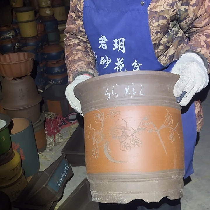 紫砂花盆紫砂花盆和小盆栽