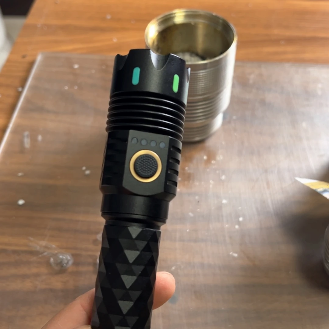 X6强光照射手电筒