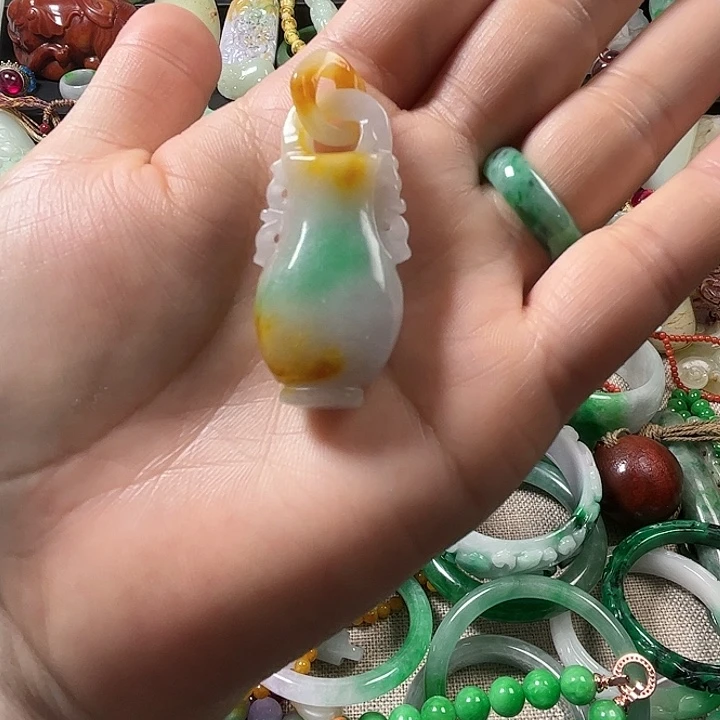 翡翠未镶嵌颈饰翡翠未镶嵌颈饰