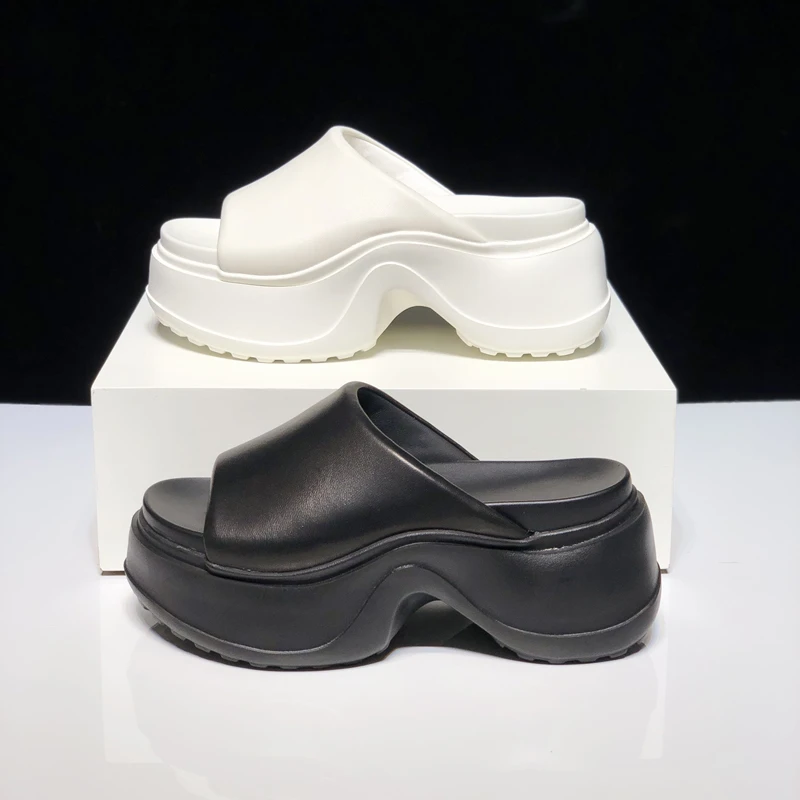 2025夏季新款欧货真皮松糕底小个子增高外穿露趾一字拖鞋女凉拖鞋