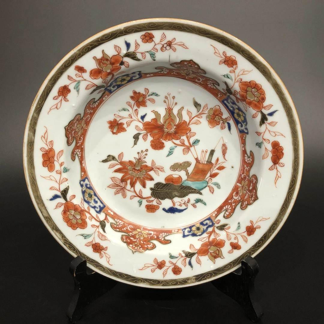 25110085清雍正矾红描金花卉博古图深腹盘 直22.4cm
