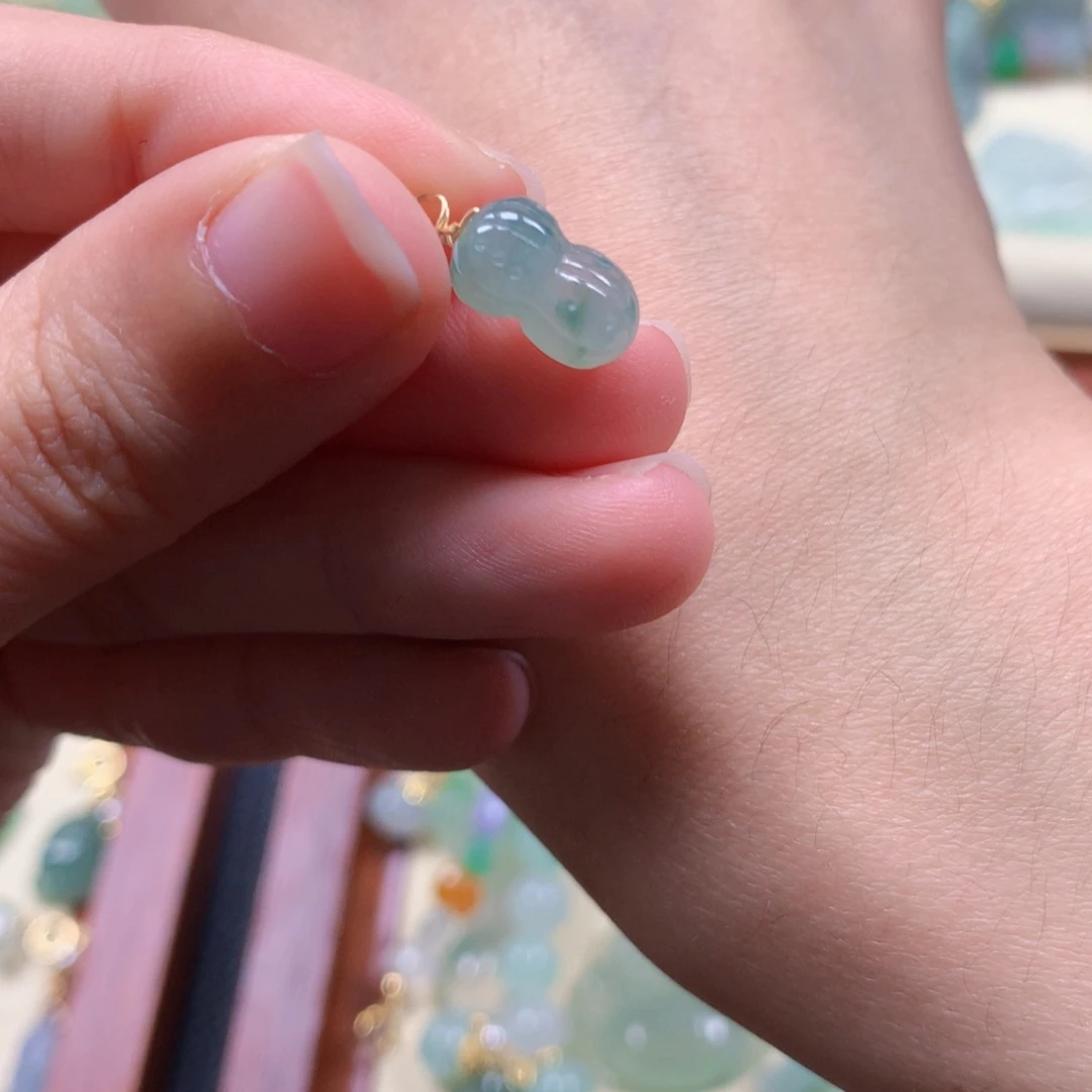 翡翠未镶嵌颈饰是