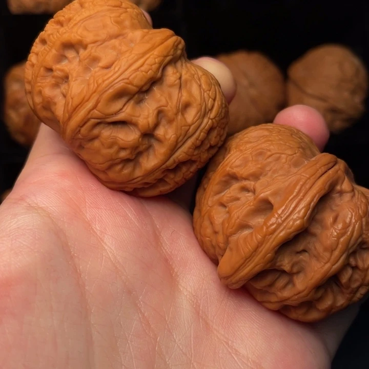 文玩核桃把件秦岭野生文玩核桃