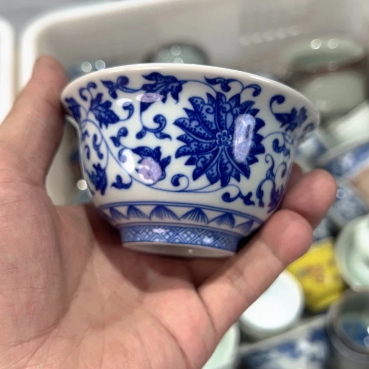 瓷片白青花缠枝莲压手杯微瑕