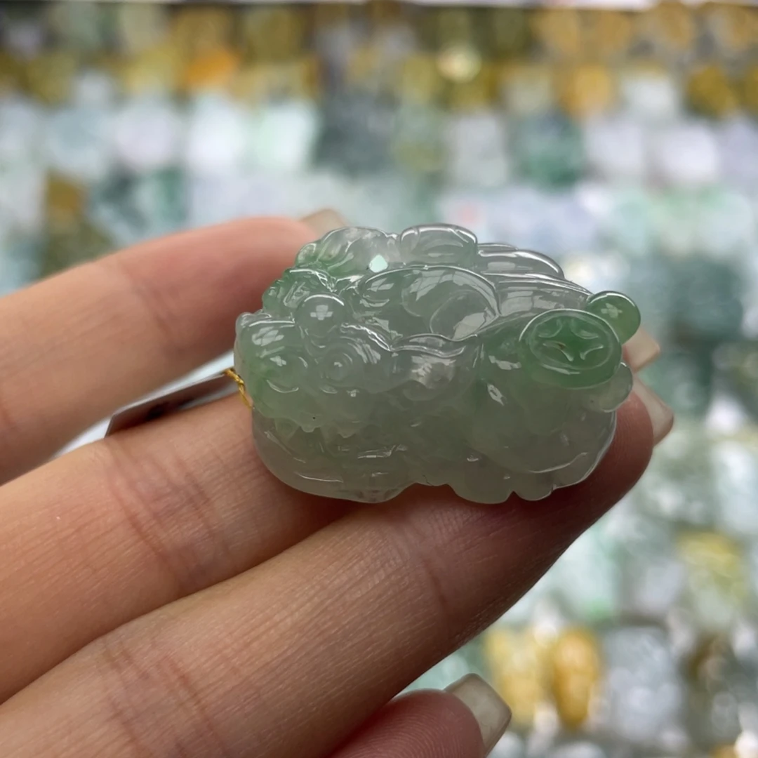 翡翠未镶嵌颈饰貔貅