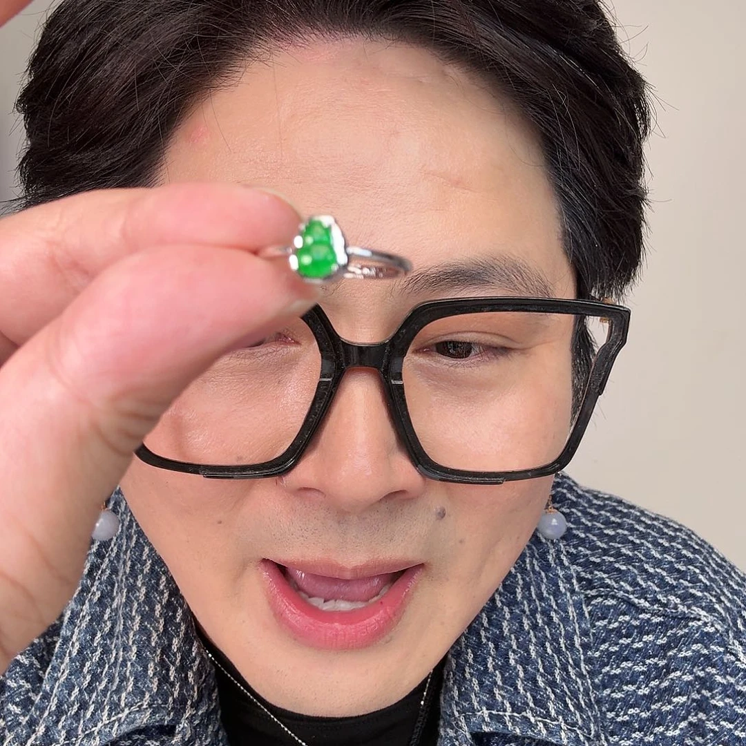 翡翠未镶嵌颈饰一件