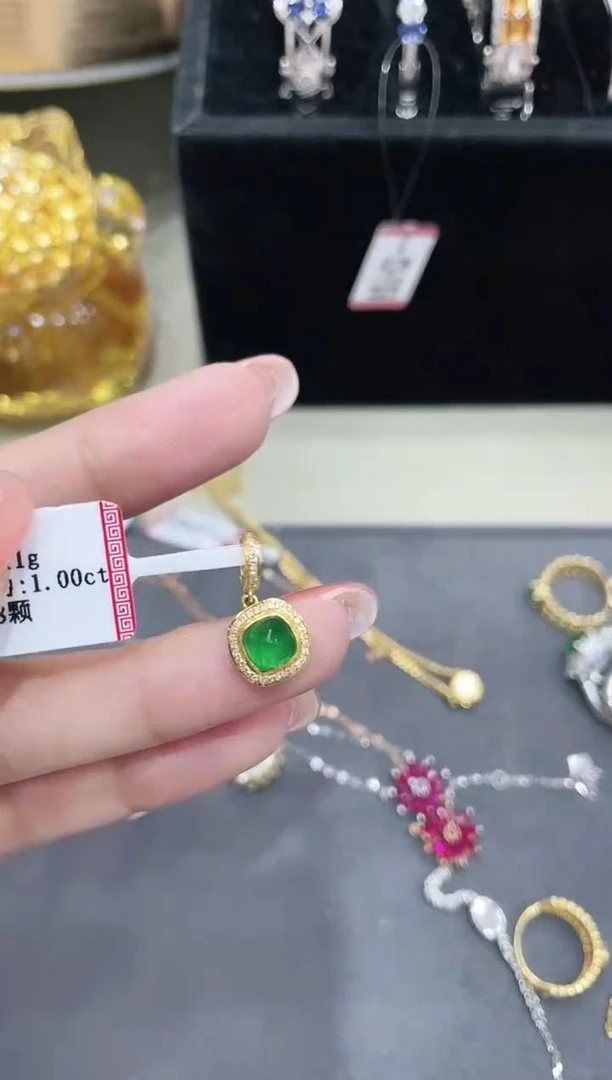 18K金镶嵌祖母绿吊坠（不含链）