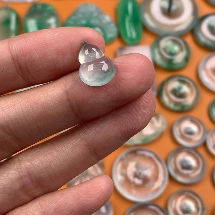 翡翠挂件未镶嵌….