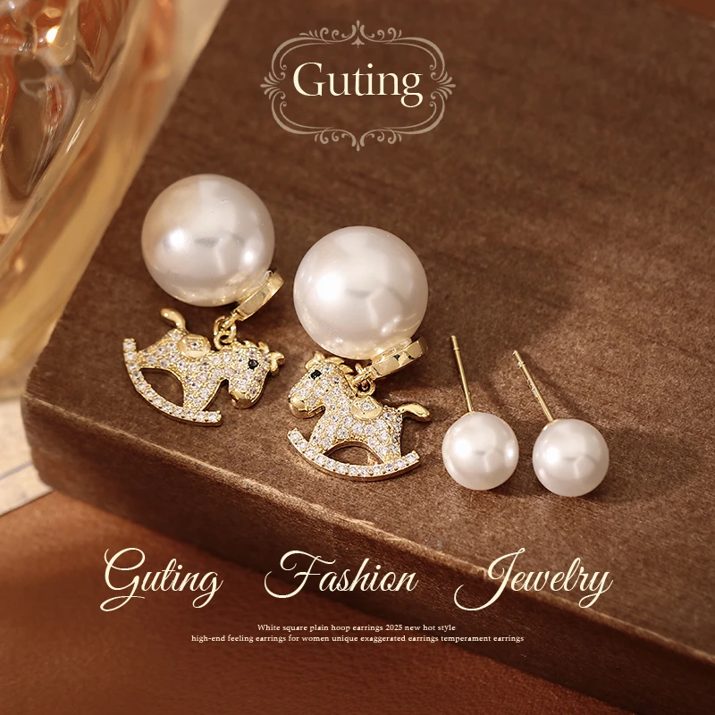 铜合金合成锆石耳饰 23228前后金色小马耳环女秋冬耳饰本命年耳钉