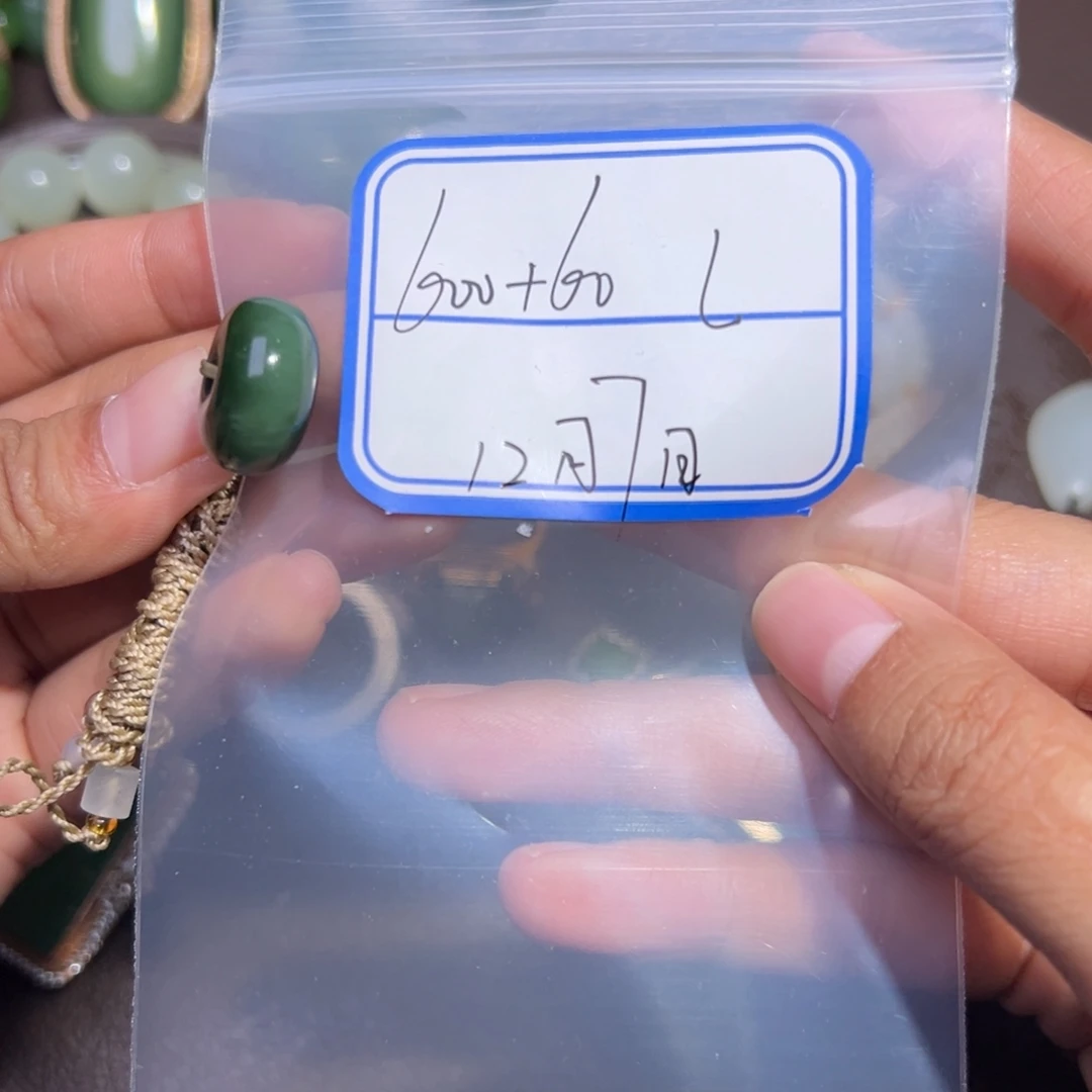 L***u和田玉未镶嵌颈饰