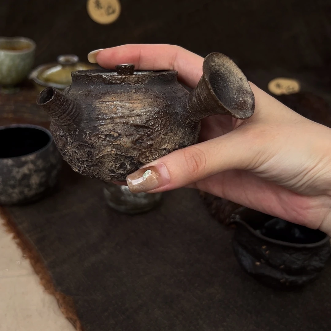 清***莲瓷片陶瓷。      陶瓷。