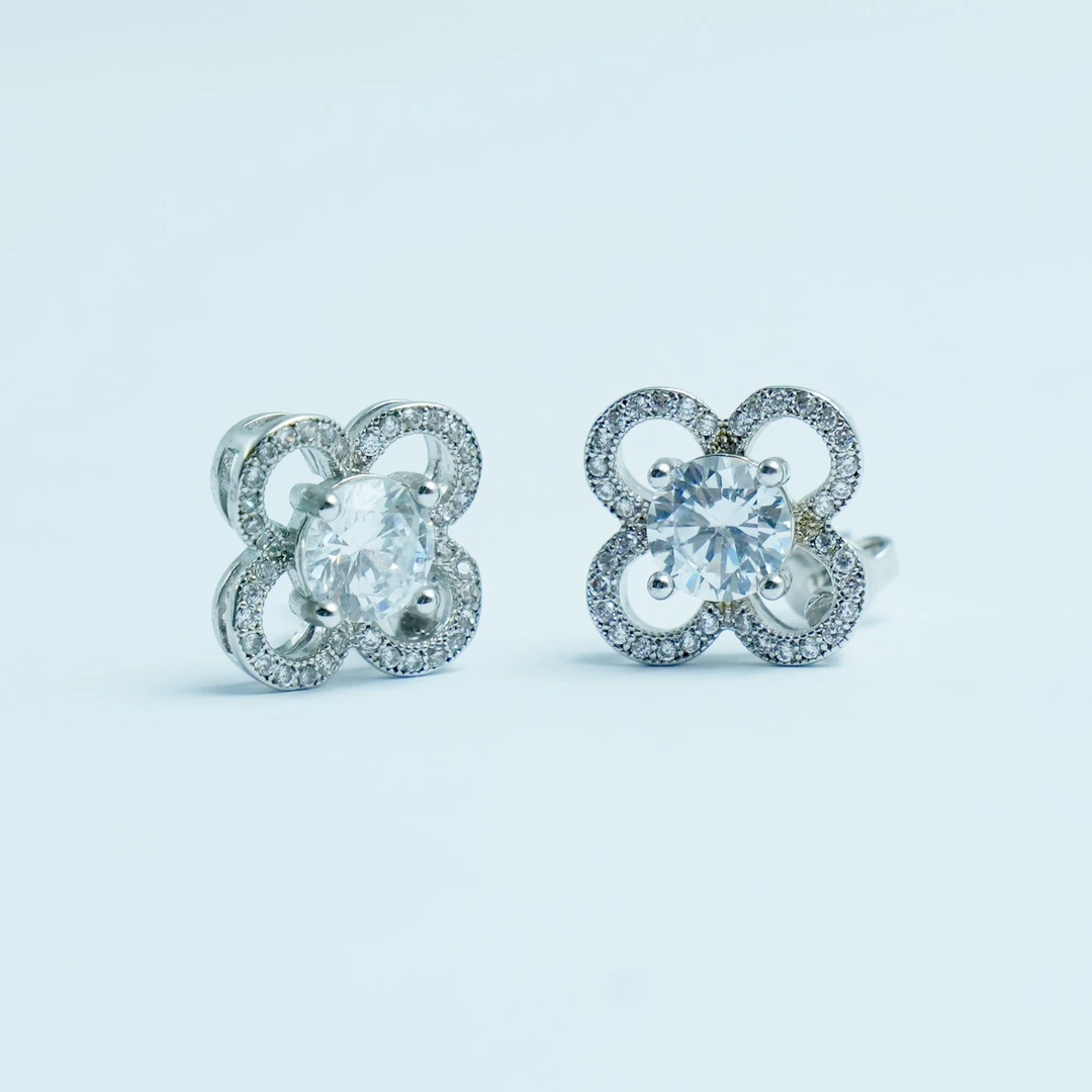 黄铜锆石耳饰 耳钉简约百搭幸运草精致轻奢饰品素款气质灵动