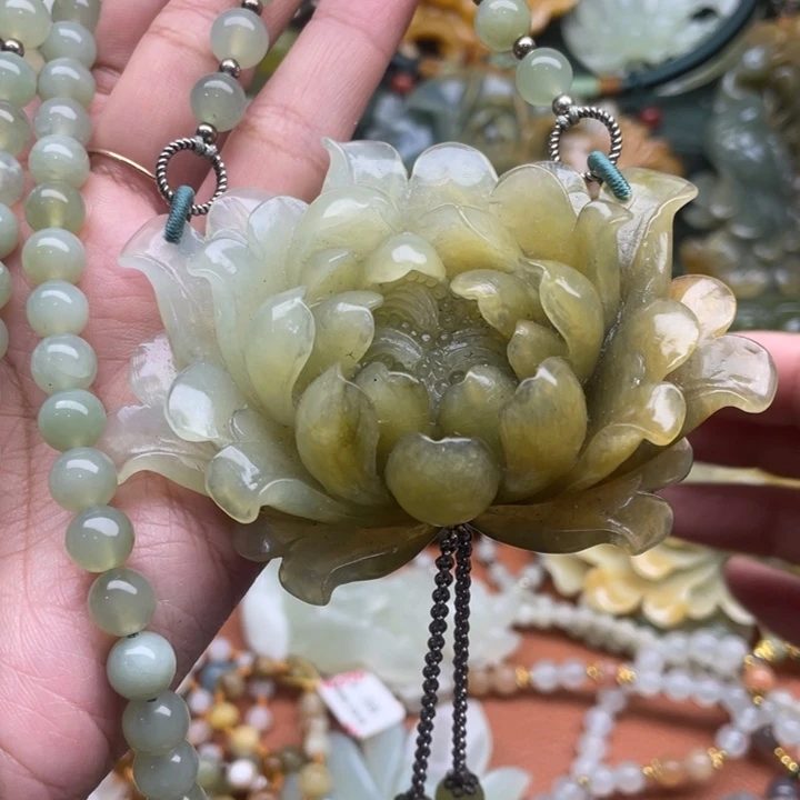 蛇纹石玉吊坠合金