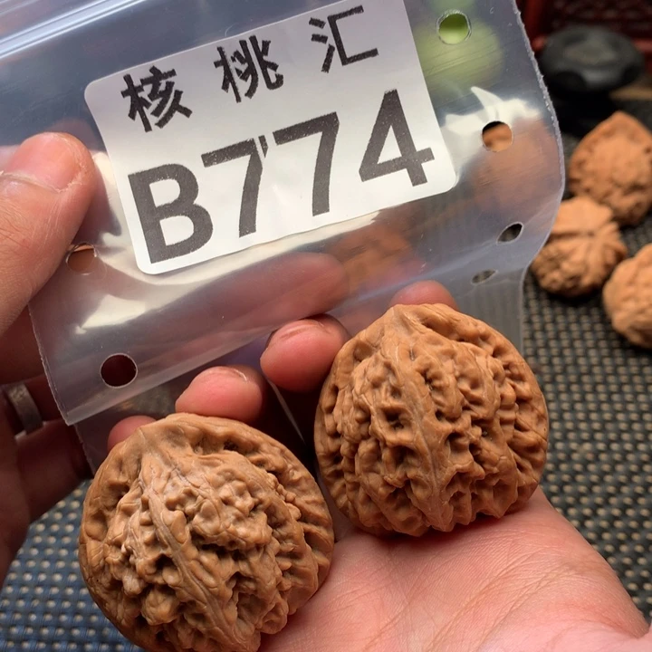 文玩核桃吊坠红锦鲤