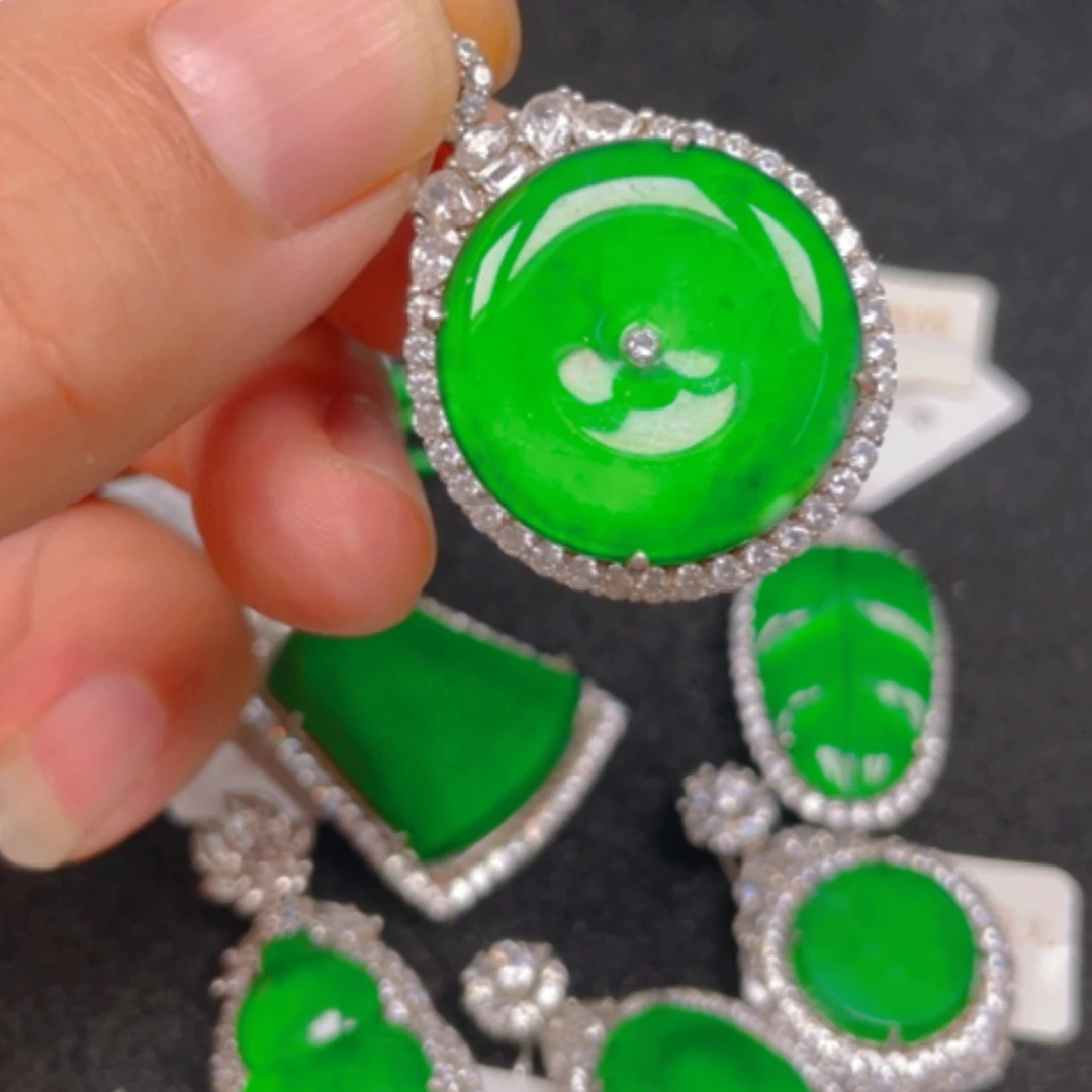 【闪购商品】颈饰银S925镶嵌翡翠吊坠