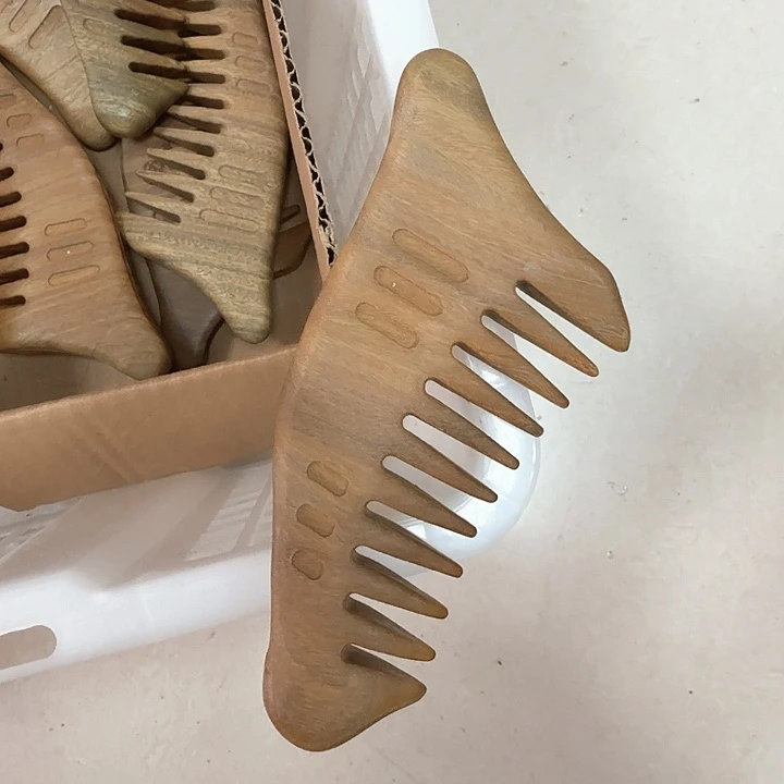 绿檀木鲨鱼梳子瑕疵