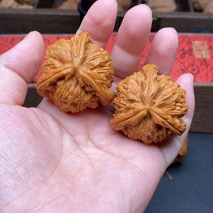 L***n把件文玩核桃白奔