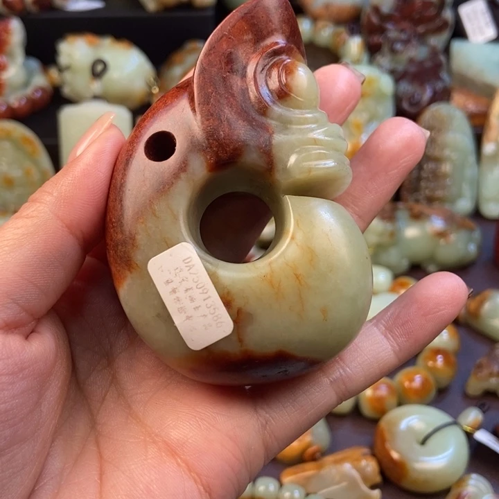 秋***叶岫岩河磨玉（透闪石质玉）未镶嵌把件