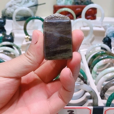 独山玉未镶嵌颈饰