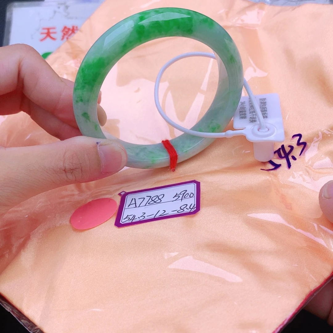 翡翠手镯未镶嵌翡翠