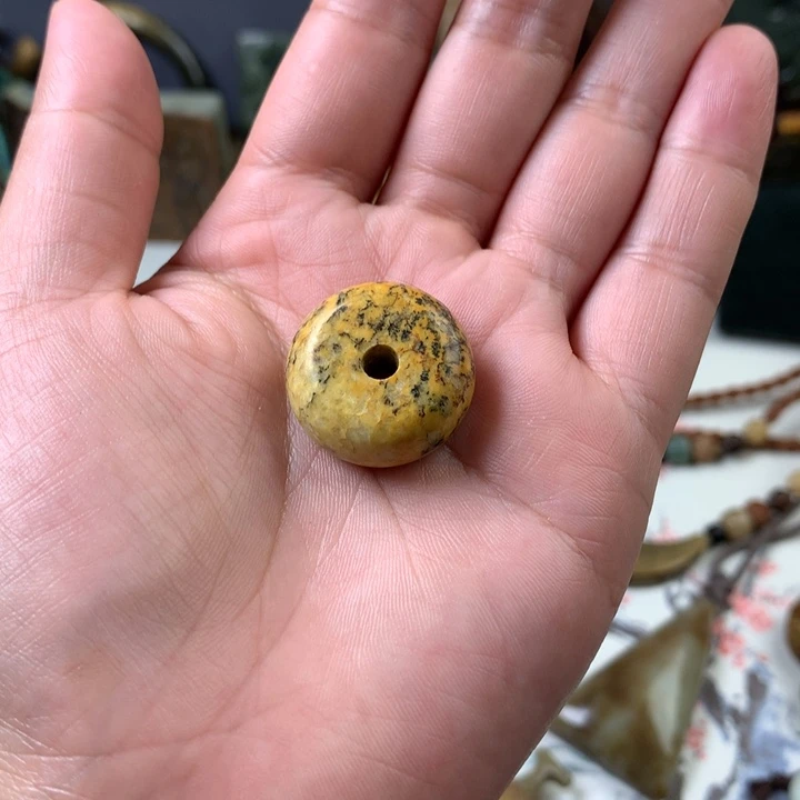 透闪石质玉未镶嵌颈饰