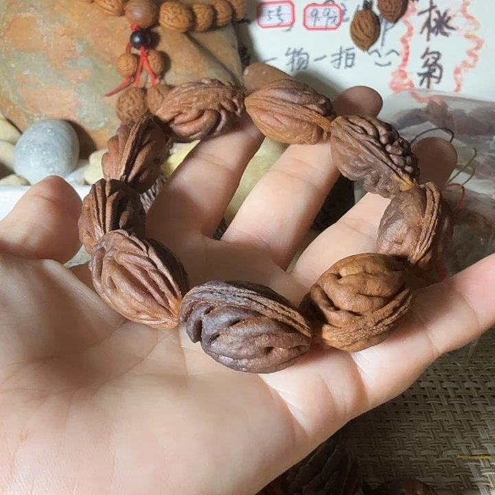 手串桃核正月采摘野生毛桃核桃枭手串