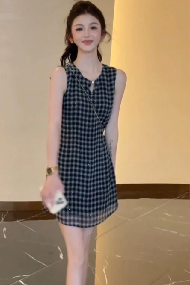 时尚设计感连衣裙女2025夏季新款法式复古黑白撞色格纹无袖中长裙