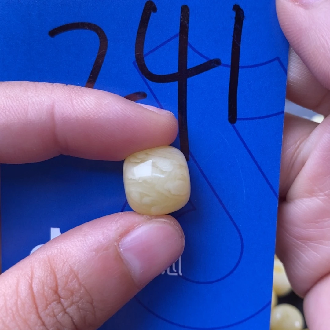 未镶嵌蜜蜡裸石即****生蜜蜡