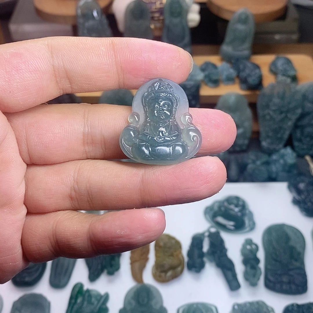 翡翠未镶嵌颈饰观音