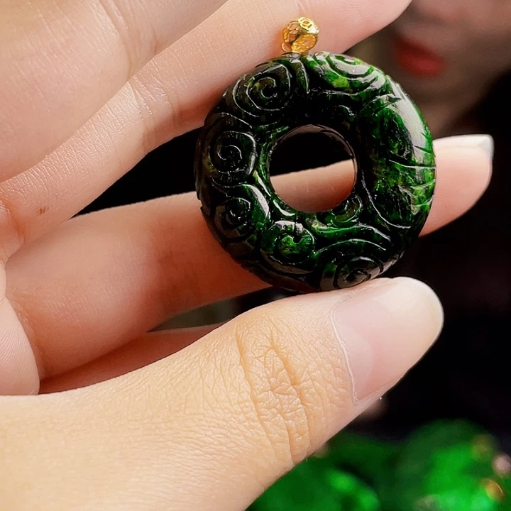 翡翠18K金镶嵌颈饰多样性