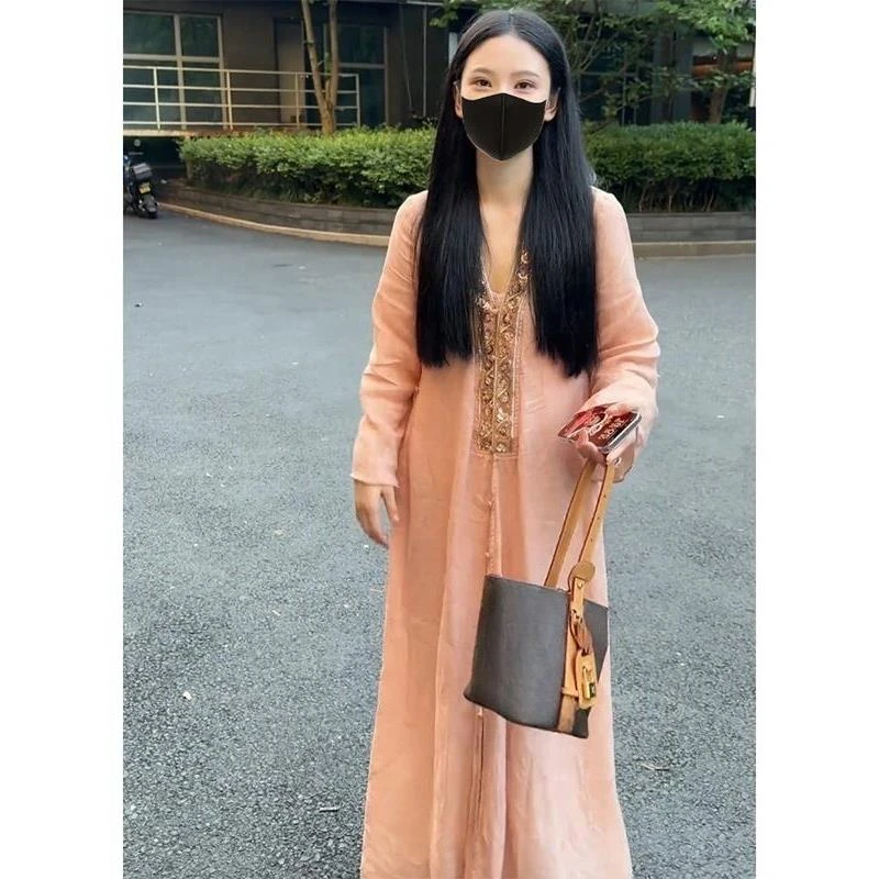 清纯系松弛感穿搭漂亮粉色长袖v领亚麻连衣裙子女装2025新款夏装