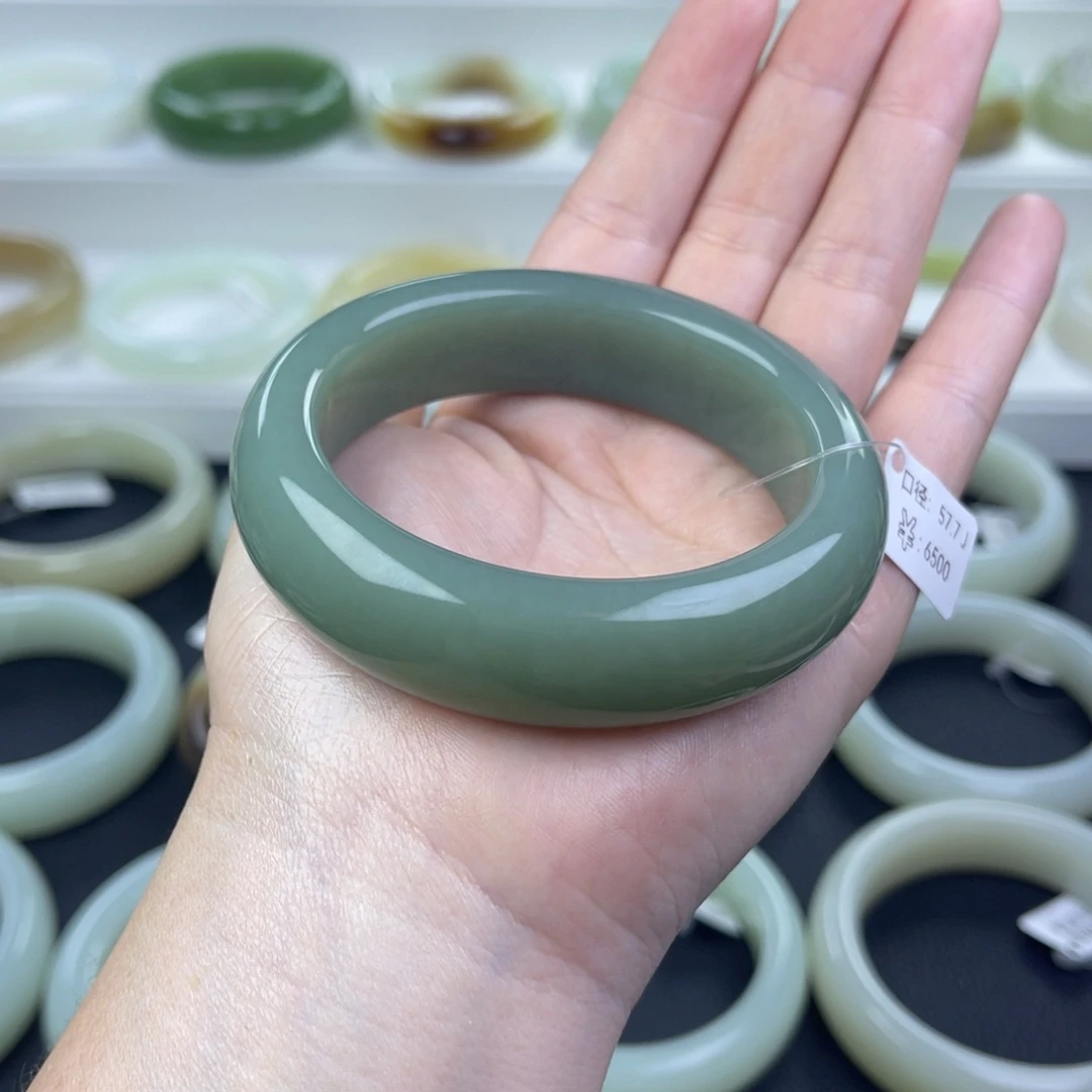 和田玉未镶嵌手镯