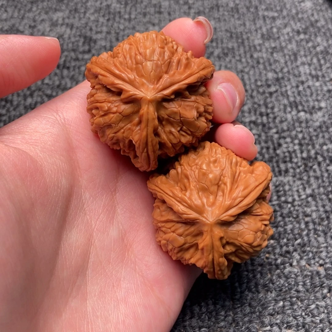 K***人木质类白狮子正奔