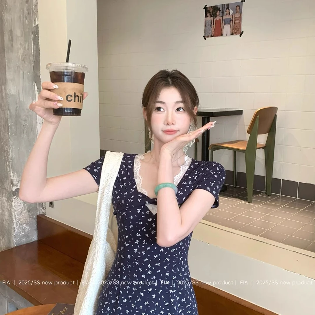 法式复古藏蓝色纯欲V领修身碎花连衣裙时尚气质收腰辣妹度假长裙