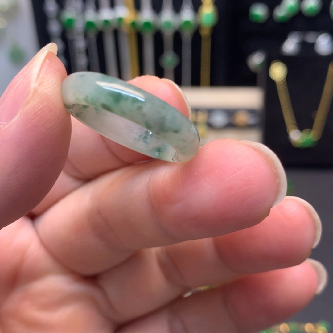 琪***琪翡翠未镶嵌戒指有纹裂